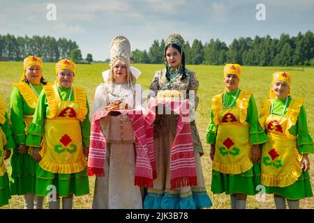 Kazan, Russia. 2022, June 18. Meeting guests according to Tatar customs. Girls in national costumes offer to taste the chak-chak. Traditions of Tatar hospitality Stock Photo