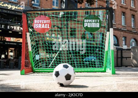 Toulouse, France. 30th July, 2022. Football goal, with 'Boycott Israel' and 'Boycott Puma' signs. At the call of the Collectif Palestine Vaincra, rehabilitated by the Council of State a few weeks ago, several activists organized an information stand for the boycott of the Champions Trophy (Trophée des Champions), and more broadly of Israeli products. The Champions Trophy is a football match between PSG (champion of Ligue 1) and FC Nantes (winner of the Coupe de France) on July 31, 2022 in Tel Aviv (Israel). For the Collective, this trophy is a commercial operation organized by the Professional Stock Photo