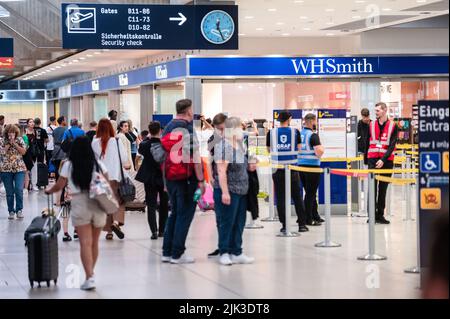 Cologne, Germany. 30th July, 2022. Normal operations prevail at the security checkpoints at Cologne/Bonn Airport. The airport reported waiting times of between 30 and 60 minutes on the morning of the penultimate vacation weekend. Credit: Marius Becker/dpa/Alamy Live News Stock Photo