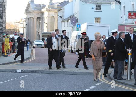 Netflix The Crown, Actors arriving at Caernarfon castle in North Wales for the filming of the crown Stock Photo