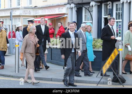 Netflix The Crown, Actors arriving at Caernarfon castle in North Wales for the filming of the crown Stock Photo