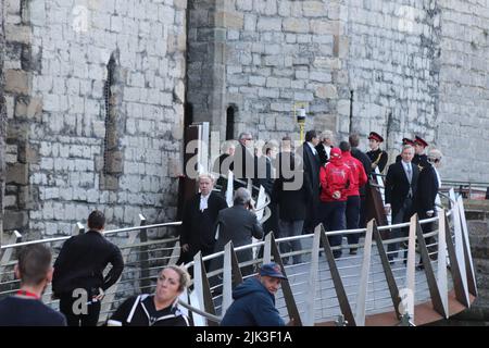 Netflix The Crown, Actors arriving at Caernarfon castle in North Wales for the filming of the crown Stock Photo