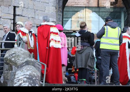 Netflix The Crown, Actors arriving at Caernarfon castle in North Wales for the filming of the crown Stock Photo