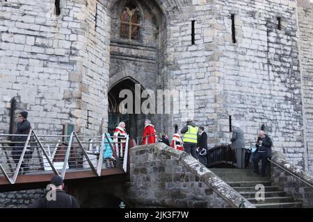 Netflix The Crown, Actors arriving at Caernarfon castle in North Wales for the filming of the crown Stock Photo