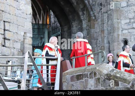 Netflix The Crown, Actors arriving at Caernarfon castle in North Wales for the filming of the crown Stock Photo