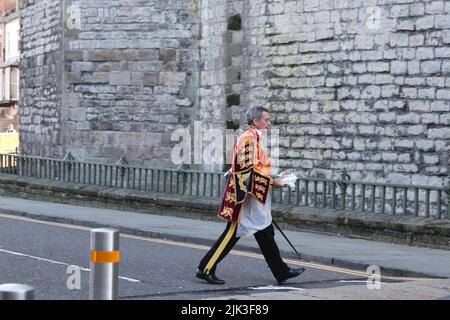 Netflix The Crown, Actors arriving at Caernarfon castle in North Wales for the filming of the crown Stock Photo