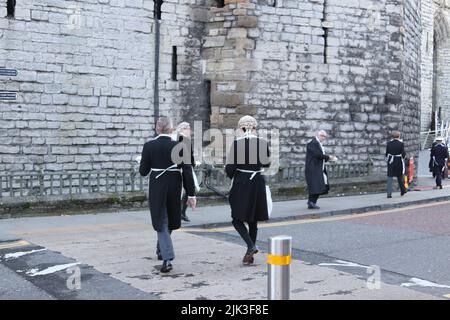 Netflix The Crown, Actors arriving at Caernarfon castle in North Wales for the filming of the crown Stock Photo