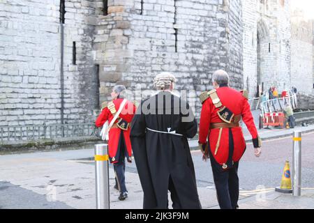 Netflix The Crown, Actors arriving at Caernarfon castle in North Wales for the filming of the crown Stock Photo