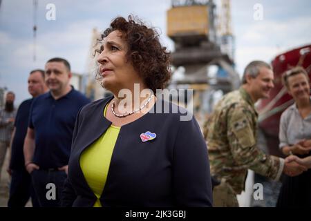 Chornomorsk, Ukraine. 29th July, 2022. UK Amb. Melinda Simmons, views grain loaded during a visit to the Chornomorsk Sea Trade Port, July 29, 2022 in Chornomorsk, Odessa Oblast, Ukraine. The Turkish flagged cargo vessel Polarnet, is the first ship is loaded at the port since the beginning of the war. Credit: Ukrainian Presidential Press Office/Ukraine Presidency/Alamy Live News Stock Photo