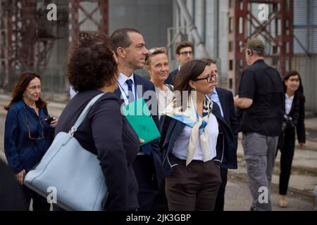 Chornomorsk, Ukraine. 29th July, 2022. UK Amb. Melinda Simmons, left, joins Canadian Amb. Larisa Galadza, right, view grain loaded during a visit to the Chornomorsk Sea Trade Port, July 29, 2022 in Chornomorsk, Odessa Oblast, Ukraine. The Turkish flagged cargo vessel Polarnet, is the first ship is loaded at the port since the beginning of the war. Credit: Ukrainian Presidential Press Office/Ukraine Presidency/Alamy Live News Stock Photo