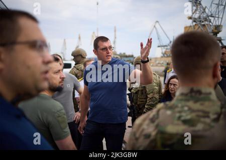 Chornomorsk, Ukraine. 29th July, 2022. Ukrainian President Volodymyr Zelenskyy, left, during a visit to the Chornomorsk Sea Trade Port to watch a Turkish flagged dry cargo ship loaded with grain for export, July 29, 2022 in Chornomorsk, Odessa Oblast, Ukraine. The Istanbul based general cargo vessel called the Polarnet, is the first ship is loaded at the port since the beginning of the war. Credit: Ukrainian Presidential Press Office/Ukraine Presidency/Alamy Live News Stock Photo