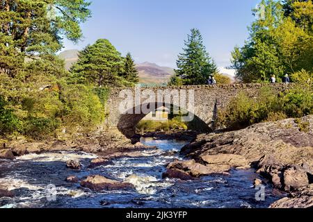 The bridge at the village of Killin in Stirlingshire, Scotland that crosses the Falls of Dochart. A popular place for visitors to stop off on their jo Stock Photo