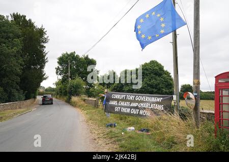 Protester Steve Bray demonstrates near Daylesford House in Gloucestershire, where Prime Minister Boris Johnson and wife Carrie are holding a first wedding anniversary party for friends and family. Picture date: Saturday July 30, 2022. Stock Photo