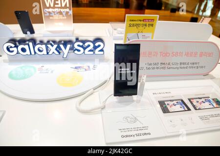Samsung Electronics, July 5, 2022 : Samsung Electronics' Galaxy S22 Ultra is displayed at Samsung headquarters in Seoul, South Korea. Samsung Electronics is world's top maker of memory chips and smartphones. (Photo by Lee Jae-Won/AFLO) (SOUTH KOREA) Stock Photo