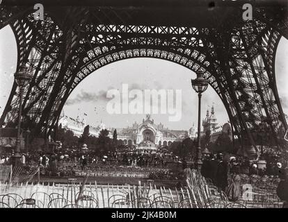 Paris World Fair in 1900 : the Palace of Electricity seen from the foot of the Eiffel Tower - Exposition Universelle de Paris 1900 (le palais de l'électricité vu des pieds de la tour Eiffel) Stock Photo