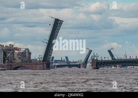 Russia, St. Petersburg, 28 July 2022: The Trinity Bridge is being opened for the passage of military corpables during the afternoon dress rehearsal of Stock Photo