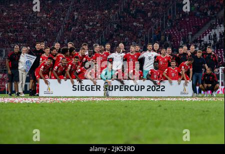 Leipzig, Germany. 30th July, 2022. Soccer: DFL Supercup, RB Leipzig - Bayern Munich, Red Bull Arena. Bayern's team celebrates the title. Credit: Hendrik Schmidt/dpa/Alamy Live News Stock Photo
