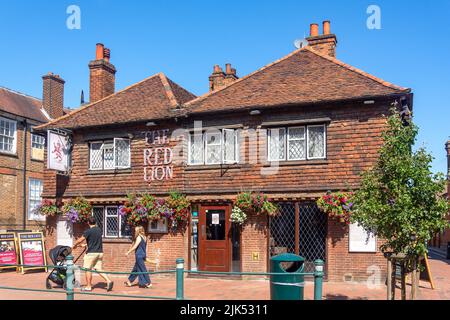 17th century The Red Lion Pub, High Street, Egham, Surrey, England, United Kingdom Stock Photo