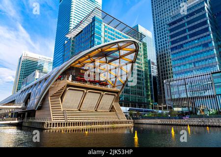 Canary Wharf Crossrail Station with skyscrapers in the background, London, UK Stock Photo