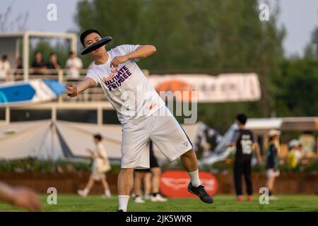 HEFEI, CHINA - JULY 30, 2022 - Frisbee enthusiasts compete in the ultimate frisbee 5-person hybrid competition at the campsite in Hefei, Anhui Provinc Stock Photo