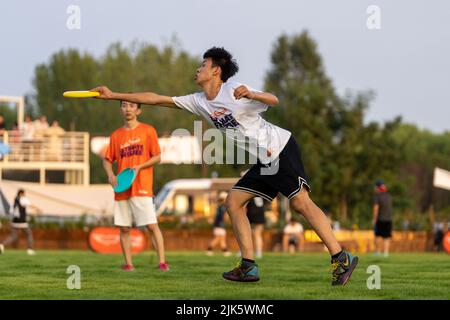 HEFEI, CHINA - JULY 30, 2022 - Frisbee enthusiasts compete in the ultimate frisbee 5-person hybrid competition at the campsite in Hefei, Anhui Provinc Stock Photo