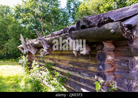 an old way of connecting the roof rafters of a wooden log house from tree roots Stock Photo