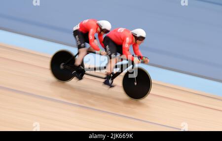 Wales’ James Ball and pilot Rotherham Matthew compete in the Men's Tandem B Sprint Qualifying at Lee Valley VeloPark on day three of the 2022 Commonwealth Games in London. Picture date: Sunday July 31, 2022. Stock Photo