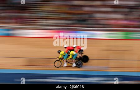 Wales’ James Ball and pilot Rotherham Matthew compete in the Men's Tandem B Sprint semi finals against Australia’s Beau Wootton and pilot Zaccaria Luke at Lee Valley VeloPark on day three of the 2022 Commonwealth Games in London. Picture date: Sunday July 31, 2022. Stock Photo