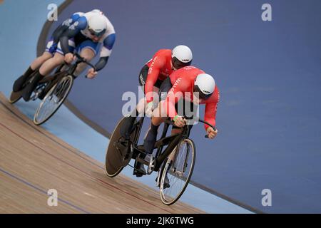 Wales’ James Ball and Matthew Rotherham and Scotland’s Neil Fachie and Lewis Stewart in action during the Men’s Tandem B Sprint Finals at Lee Valley VeloPark on day three of the 2022 Commonwealth Games in London. Picture date: Sunday July 31, 2022. Stock Photo