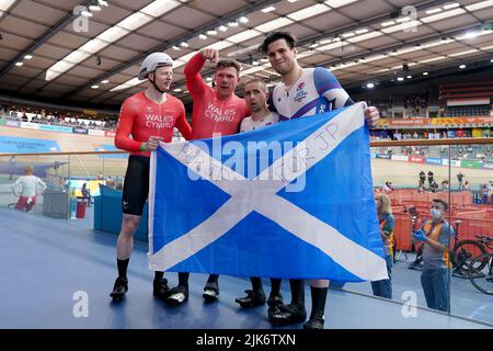 Wales’ James Ball and Matthew Rotherham and Scotland’s Neil Fachie and Lewis Stewart pose with the Scottish flag after the Men’s Tandem B Sprint Finals at Lee Valley VeloPark on day three of the 2022 Commonwealth Games in London. Picture date: Sunday July 31, 2022. Stock Photo