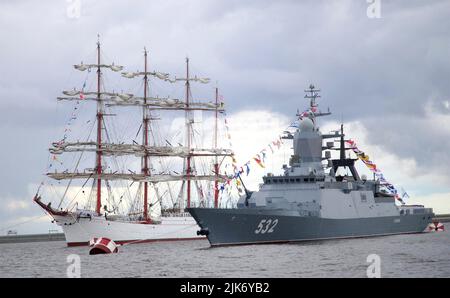 St Petersburgh, Russia. 31st July, 2022. Russian Navy Steregushchy-class corvette Boikiy, next to the four-masted steel barque STS Sedov sailing vessel as they prepare for the annual Navy Day parade and celebrations at the Kronstadt Yard, July 31, 2022 in St. Petersburg, Russia. Credit: Mikhail Klimentyev/Kremlin Pool/Alamy Live News Stock Photo