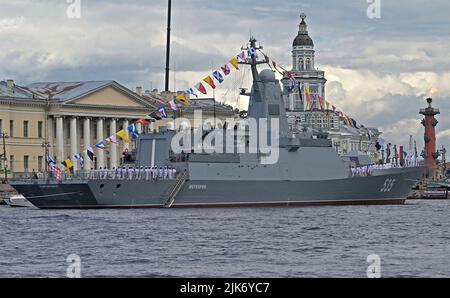 St Petersburgh, Russia. 31st July, 2022. Russian Navy Steregushchiy-class corvette Mercury sails during the annual Navy Day parade and celebrations at the Kronstadt Yard, July 31, 2022 in St. Petersburg, Russia. Credit: Mikhail Klimentyev/Kremlin Pool/Alamy Live News Stock Photo