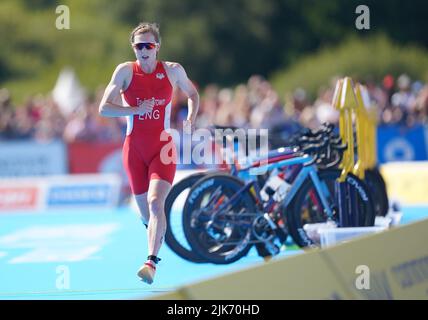 England's Georgia Taylor-Brown during the final leg on the way to winning gold in the mixed relay Triathlon on day three of the 2022 Commonwealth Games in Birmingham. Picture date: Sunday July 31, 2022. Stock Photo