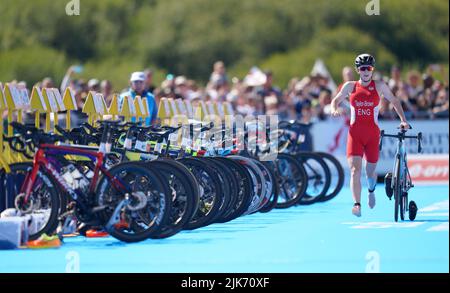 England's Georgia Taylor-Brown during the final leg on the way to winning gold in the mixed relay Triathlon on day three of the 2022 Commonwealth Games in Birmingham. Picture date: Sunday July 31, 2022. Stock Photo