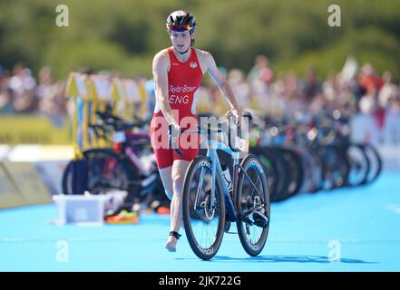 England's Georgia Taylor-Brown during the final leg on the way to winning gold in the mixed relay Triathlon on day three of the 2022 Commonwealth Games in Birmingham. Picture date: Sunday July 31, 2022. Stock Photo