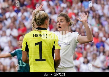 England's Ellen White (right) clashes with Germany goalkeeper Merle Frohms during the UEFA Women's Euro 2022 final at Wembley Stadium, London. Picture date: Sunday July 31, 2022. Stock Photo