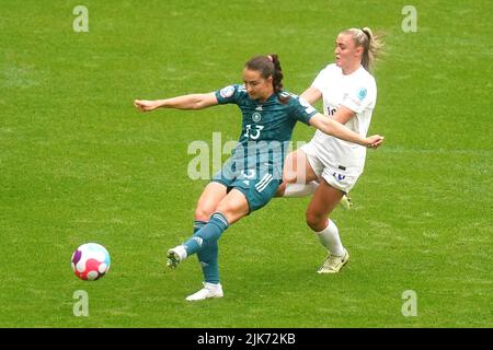 Germany's Sara Dabritz (left) attempts a shot on goal under pressure from England's Georgia Stanway during the UEFA Women's Euro 2022 final at Wembley Stadium, London. Picture date: Sunday July 31, 2022. Stock Photo