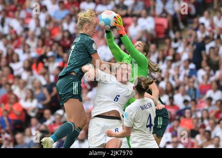London, UK. 31st July, 2022. Soccer, Women, Euro 2022, England - Germany, Final, Wembley Stadium: Germany's Lea Schüller (l) and England's goalkeeper Mary Earps fight for the ball. Credit: Sebastian Christoph Gollnow/dpa/Alamy Live News Stock Photo