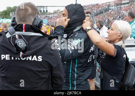 Magyorod, Hungary. July 31th 2022. Formula 1 Hungarian Grand Prix at Hungaroring, Hungary. Pictured:    Lewis Hamilton (GBR) of Mercedes with Angela Cullen on the grid  © Piotr Zajac/Alamy Live News Stock Photo