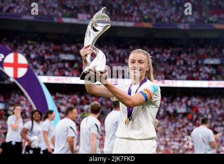 England's Leah Williamson lifts the UEFA Women's Euro 2022 trophy following victory over Germany in the UEFA Women's Euro 2022 final at Wembley Stadium, London. Picture date: Sunday July 31, 2022. Stock Photo