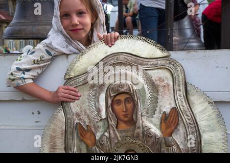 Tutaev town, Yaroslavl region, Russia. 31st, July 2022. A girl takes part in a religious procession with the All-Merciful Savior icon in the town of Tutayev. The procession is held annually on the dedication day of the Resurrection Cathedral, the tenth Sunday after Orthodox Easter, to mark the recovery of the All-Merciful Savior icon in 1793 from the town of Rostov Veliky where the icon had remained for 44 years. Nikolay Vinokurov/Alamy Live News Stock Photo