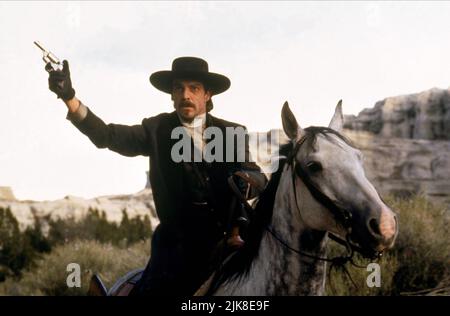 Dennis Quaid Film: Wyatt Earp (USA 1994) Characters: Doc Holliday  Director: Lawrence Kasdan 24 June 1994   **WARNING** This Photograph is for editorial use only and is the copyright of WARNER BROS. and/or the Photographer assigned by the Film or Production Company and can only be reproduced by publications in conjunction with the promotion of the above Film. A Mandatory Credit To WARNER BROS. is required. The Photographer should also be credited when known. No commercial use can be granted without written authority from the Film Company. Stock Photo