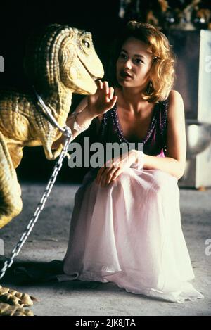 Samantha Mathis & Dinosaur Film: Super Mario Bros. (1993) Characters: PRINCESS DAISY & YOSHI  Director: Annabel Jankel 28 May 1993   **WARNING** This Photograph is for editorial use only and is the copyright of ALLIED FILMMAKERS and/or the Photographer assigned by the Film or Production Company and can only be reproduced by publications in conjunction with the promotion of the above Film. A Mandatory Credit To ALLIED FILMMAKERS is required. The Photographer should also be credited when known. No commercial use can be granted without written authority from the Film Company. Stock Photo
