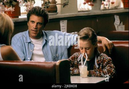 Ted Danson & Macaulay Culkin Film: Getting Even With Dad (USA 1994) Characters: Raymond 'Ray' Gleason & Timmy Gleason  Director: Howard Deutch 17 June 1994   **WARNING** This Photograph is for editorial use only and is the copyright of MGM and/or the Photographer assigned by the Film or Production Company and can only be reproduced by publications in conjunction with the promotion of the above Film. A Mandatory Credit To MGM is required. The Photographer should also be credited when known. No commercial use can be granted without written authority from the Film Company. Stock Photo