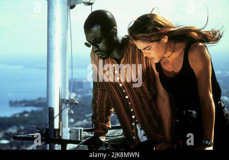 Wesley Snipes & Yancy Butler Film: Drop Zone (1994) Characters: Pete Nessip & Jessie Crossman  Director: John Badham 08 December 1994   **WARNING** This Photograph is for editorial use only and is the copyright of PARAMOUNT and/or the Photographer assigned by the Film or Production Company and can only be reproduced by publications in conjunction with the promotion of the above Film. A Mandatory Credit To PARAMOUNT is required. The Photographer should also be credited when known. No commercial use can be granted without written authority from the Film Company. Stock Photo