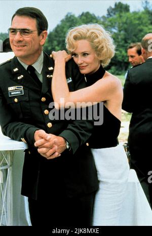 Tommy Lee Jones & Jessica Lange Film: Blue Sky (USA 1994) Characters: Maj. Henry 'Hank' Marshall,Carly Marshall  Director: Tony Richardson 24 August 1994   **WARNING** This Photograph is for editorial use only and is the copyright of ORION PICTURES and/or the Photographer assigned by the Film or Production Company and can only be reproduced by publications in conjunction with the promotion of the above Film. A Mandatory Credit To ORION PICTURES is required. The Photographer should also be credited when known. No commercial use can be granted without written authority from the Film Company. Stock Photo