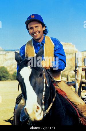 Billy Crystal Film: City Slickers (USA 1991) Characters: Mitch Robbins  Director: Ron Underwood 07 June 1991   **WARNING** This Photograph is for editorial use only and is the copyright of CASTLE ROCK ENTERTAINMENT and/or the Photographer assigned by the Film or Production Company and can only be reproduced by publications in conjunction with the promotion of the above Film. A Mandatory Credit To CASTLE ROCK ENTERTAINMENT is required. The Photographer should also be credited when known. No commercial use can be granted without written authority from the Film Company. Stock Photo