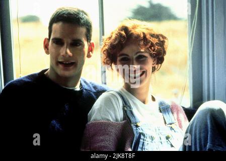 Campbell Scott & Julia Roberts Film: Dying Young (USA 1991) Characters: Victor Geddes & Hilary O'Neil  / Literaturverfilmung (Based On The Book By Marti Leimbach) Director: Joel Schumacher 21 June 1991   **WARNING** This Photograph is for editorial use only and is the copyright of 20TH CENTURY FOX and/or the Photographer assigned by the Film or Production Company and can only be reproduced by publications in conjunction with the promotion of the above Film. A Mandatory Credit To 20TH CENTURY FOX is required. The Photographer should also be credited when known. No commercial use can be granted Stock Photo