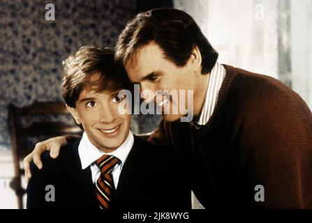 Martin Short & Charles Grodin Film: Clifford (1994) Characters: Clifford Daniels & Martin Daniels  01 April 1994   **WARNING** This Photograph is for editorial use only and is the copyright of ORION and/or the Photographer assigned by the Film or Production Company and can only be reproduced by publications in conjunction with the promotion of the above Film. A Mandatory Credit To ORION is required. The Photographer should also be credited when known. No commercial use can be granted without written authority from the Film Company. Stock Photo