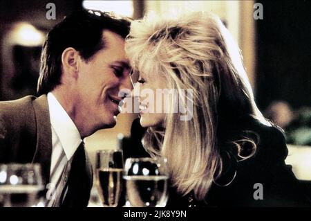 James Woods & Dolly Parton Film: Straight Talk (USA 1992) Characters: Jack Russell & Shirlee Kenyon  Director: Barnet Kellman 03 April 1992   **WARNING** This Photograph is for editorial use only and is the copyright of BUENA VISTA PICTURES and/or the Photographer assigned by the Film or Production Company and can only be reproduced by publications in conjunction with the promotion of the above Film. A Mandatory Credit To BUENA VISTA PICTURES is required. The Photographer should also be credited when known. No commercial use can be granted without written authority from the Film Company. Stock Photo